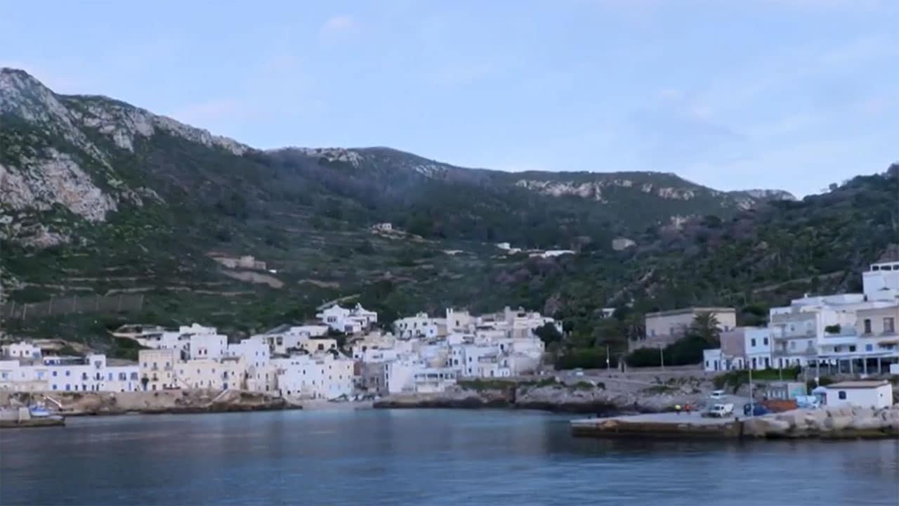 Di là dal fiume e tra gli alberi - S7E9 - Levanzo, l'isola che non c'è