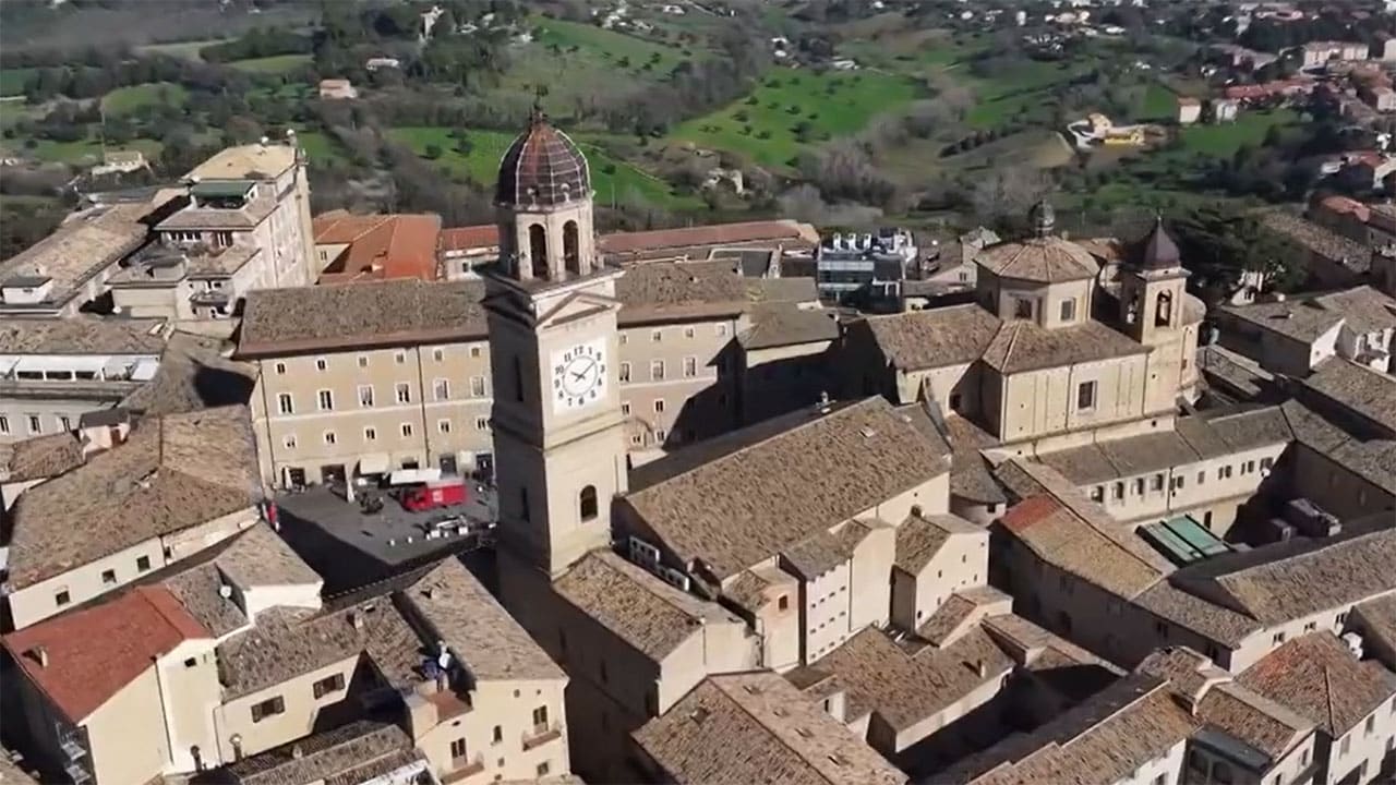 Di là dal fiume e tra gli alberi - S7E11 - Macerata, l'Acropoli delle Marche