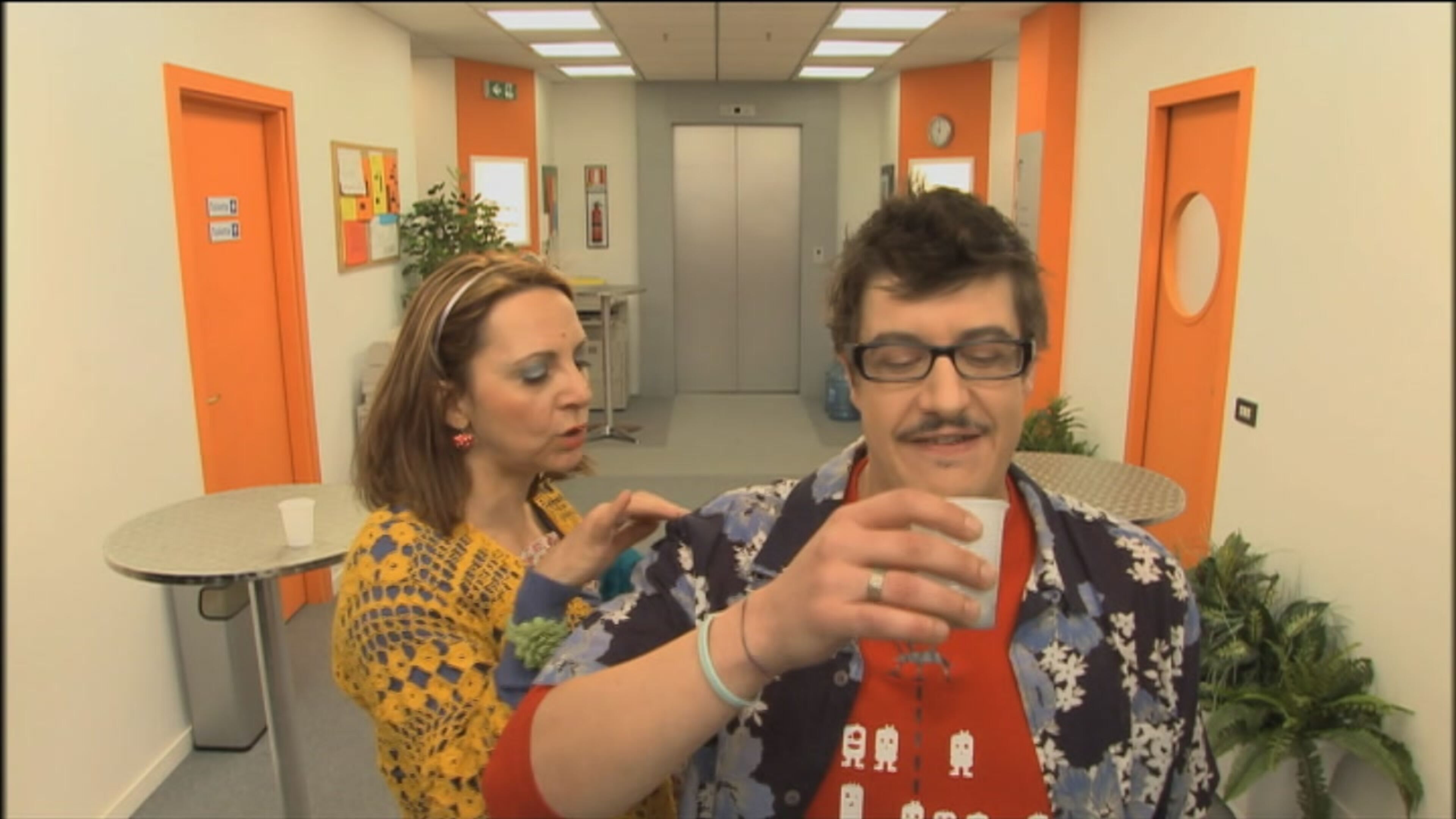 Camera Café 5 - S6 Ep54 Vado a prendere le sigarette