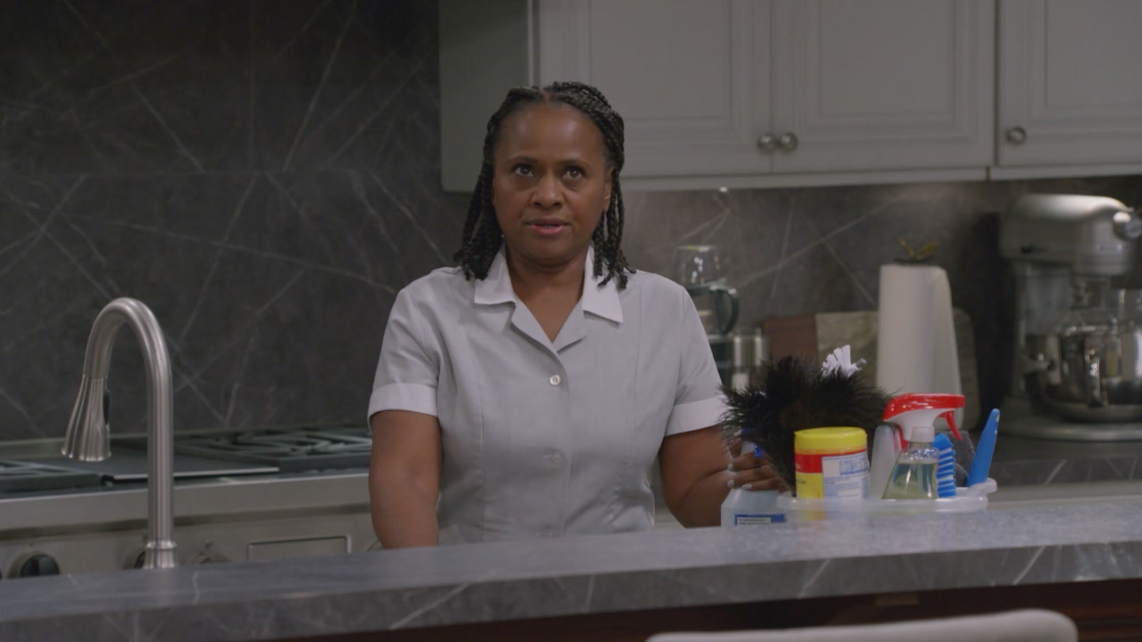 Mom - S7 Ep16 Judy Garland e un Bambolotto Troll Sexy