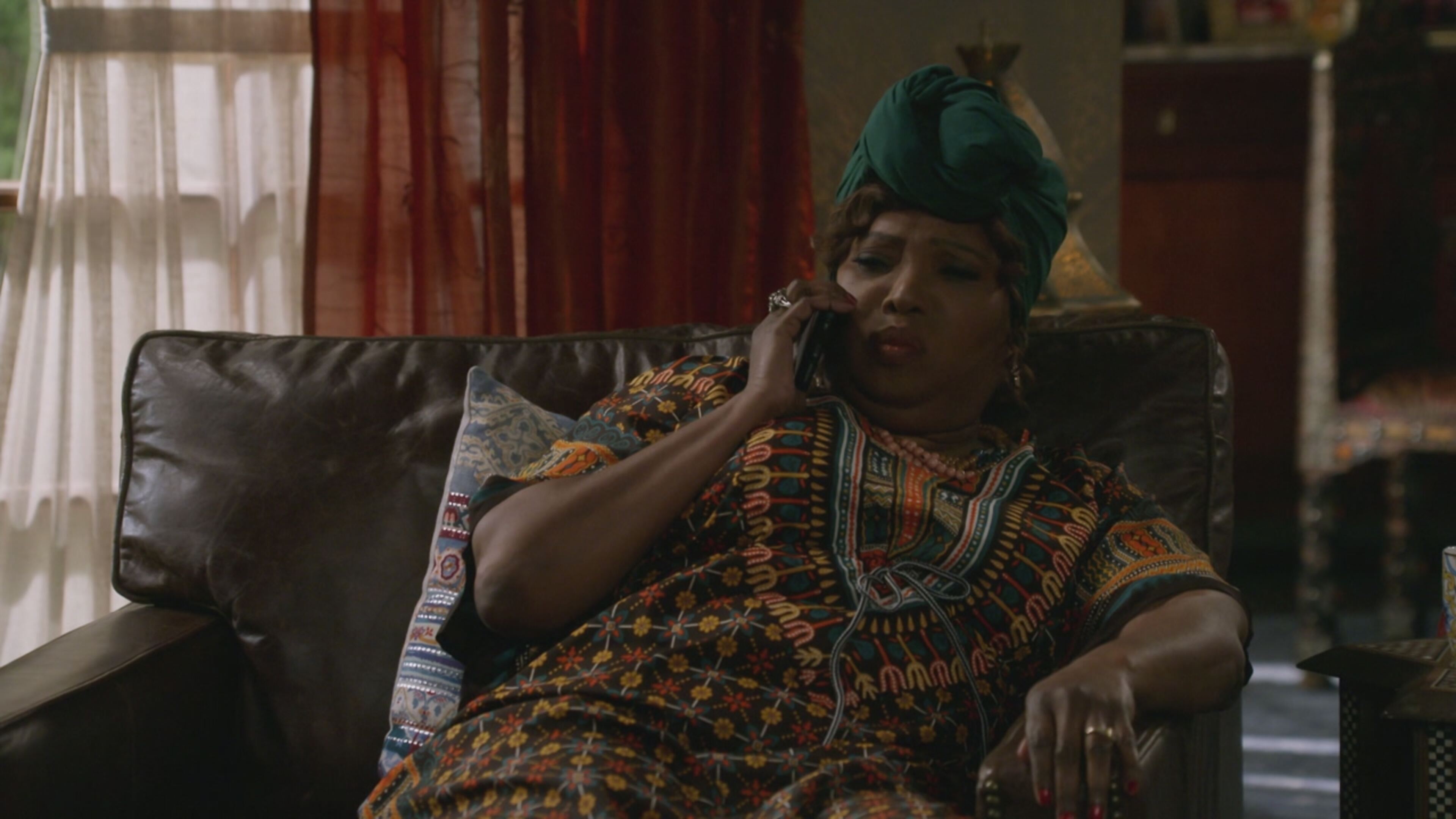 Bob Hearts Abishola 3 - S3 Ep17 Nudita' inappropriata